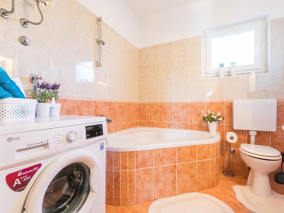 Holiday Appartment Tessa Πόρετς Εξωτερικό φωτογραφία